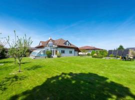 Entire 2nd floor of Villa with 3bedroom with large garden,BBQ,pool,sauna,free parking，位于Popovičky的山林小屋