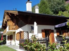 Sunny and spacious apartment in chalet Faigaux in Veysonnaz situated in quiet area with magnificent mountain views，位于韦松纳的酒店