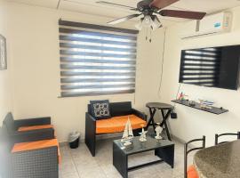 Casa vacacional con piscina y jacuzzi privado，位于萨利纳斯的酒店