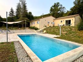Schöne Villa im Herzen der Ardéche mit privatem Pool，位于Sampzon的酒店