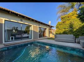 Luxury 3-Bed Retreat with Pool & Jacuzzi 10min from OR Tambo，位于肯普顿帕克的酒店