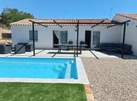 Villa avec piscine et terrain de pétanque