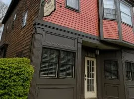 86 Dr Marcus House - Popular Broadway Area