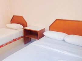 Triple room with private bathroom，位于瓜拉丁加奴的酒店