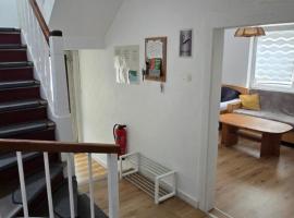 10 Personen Handwerker Haus auf 2 Etagen Nähe Autobahn，位于Burghaun的酒店