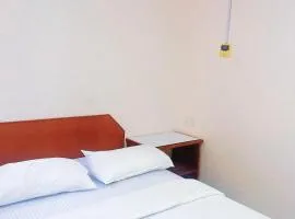 Queen room with private bathroom