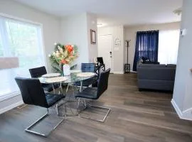 Modern Two BR Townhome, Workspace, Free Parking and Wi-Fi