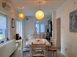 Guesthouse Sremski Karlovci with the pool，位于斯雷姆斯基卡尔洛夫奇的酒店
