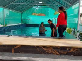 Johnson's Homestay With Pool & Ecohouseboat near town beach，位于阿勒皮的酒店