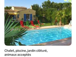 CHALET, PISCINE, JACUZZI,JARDIN CLOTURE, ANIMAUX Acceptés，位于圣马西敏·拉塞的露营地