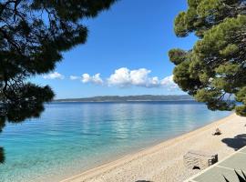 Beachfront apartments in Villa Ruza at Punta Rata beach，位于布雷拉的酒店