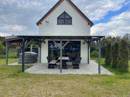 Krzywy Domek Niesiołowice，位于斯特日察的酒店