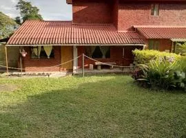 Casa Campestre Rancho Texas con jacuzzi y quebrada