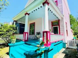 Uptown Colorful Cottage by the Riverwalk