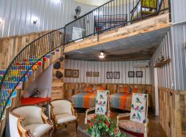 Guest Grain Bin Foghorn Leghorn sleeps 8，位于赫曼的酒店