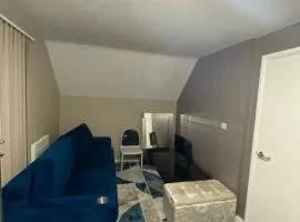 Private Double Bed with Super Fast WiFi Shared Bathroom & Lounge in a 2 Bedroom Apartment, Paid Parking On-Site
