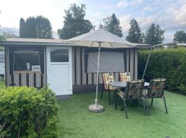 Wohnwagen mit Vorzelt auf einem Campingplatz，位于Affing的豪华帐篷营地