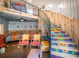 Hermann Grain Bins Chicken Run grain bin sleeps 8，位于赫曼的酒店