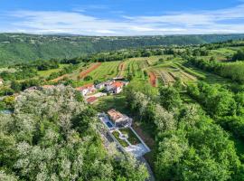 Charming Villa Harmonia with Heated pool and Indoor Jacuzzi surrounded by nature，位于皮肯的酒店