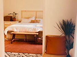 Summer Home with Private Garden，位于Klintehamn的酒店