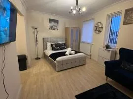 Double bed Studio Fast WiFi,Netflix, No deposit Required