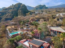 Private 5-Bedroom Compound with Pool Tepoztlán Retreat，位于迪坡斯特兰的酒店