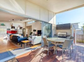 Delightful Dicky Beach Holiday House，位于卡伦德拉的酒店