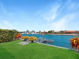 Spacious Holiday Unit on Canal at Banksia Beach