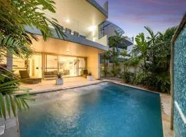 Absolute Beachfront Marcoola - Private Pool - Private Spa Bath - Games