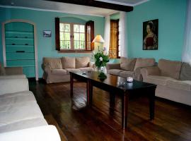Escape with Pool & Sauna, cleaning included，位于Forrières的酒店