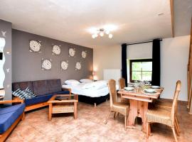Holiday Home in Ardennes with Scenic Terrace, cleaning included，位于Heuem的酒店