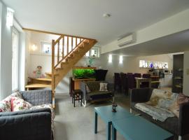 Rustic Chalet Near Spa Town, cleaning included，位于雅莱的酒店