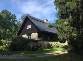 Large hunting lodge with enormous beautiful garden, cleaning included