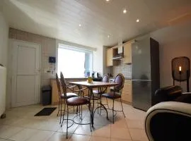 Rochehaut Hideaway with Tub, cleaning included
