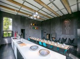 Spacious Retreat in Denée, cleaning included，位于Denée的酒店