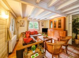 Chic chalet with wellness, cleaning included，位于Vesin的酒店