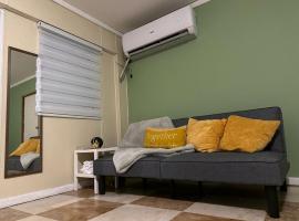 Cozy studio in amazing Manatí with AC, WiFi, Pool，位于马纳蒂的酒店