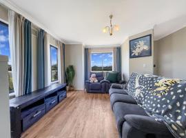 Indian Ocean View-Three King Beds，位于Mindarie的酒店
