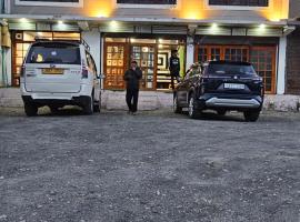 D ROYAL LADAKH Hotel & Restaurant，位于加姆布的酒店