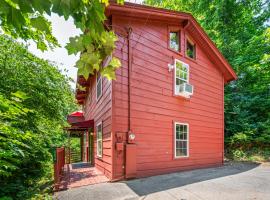 Peaceful Pines Cabin-patio with hot tub for small families or couples，位于加特林堡的酒店