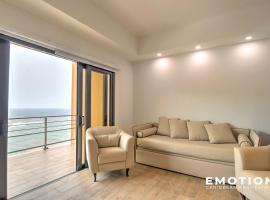 Brand New 2-bedroom apartment with sea view in Point Blanche，位于Little Bay的酒店