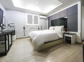 Zenith Hotel，位于九里市的酒店