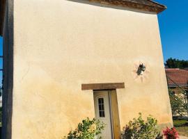 Tour atypique，位于Saint-Étienne-de-Fougères的酒店