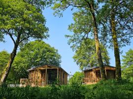 Camping Onlycamp Les Monts du Cantal，位于Le Claux的酒店