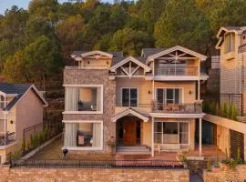 ELIVAAS privé The Royce Rose 4 BHK Hilltop Villa With Jacuzzi, Private Pool & Hill Views