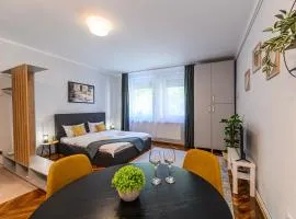 Studio Central lângă Biserica Neagră și Turnul Alb