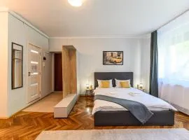 Studio Central lângă Biserica Neagră și Turnul Alb