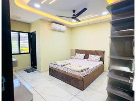 HOTEL RUDRA- SAGAR Near Shri Mahakaleshwar Jyotirlinga Temple & Railway Station - Free Wifi# Free Parking Available - Best Homestay In Ujjain，位于乌贾因的酒店