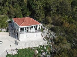 Villa Smokovac，位于里桑的酒店