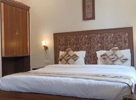 Hotel HVH Kashi Vishwanath - 400m from Kashi Vishwanath Temple and Ganga Aarti Ghat
